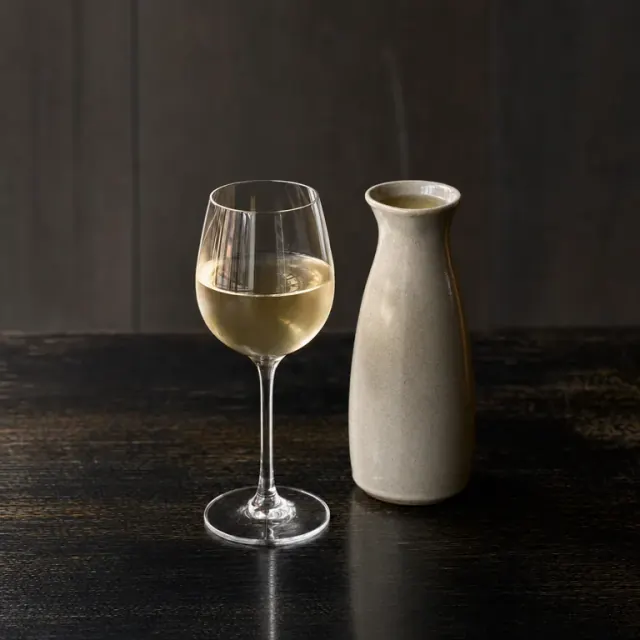 Illustrative pale Airen and Macabeo white wine